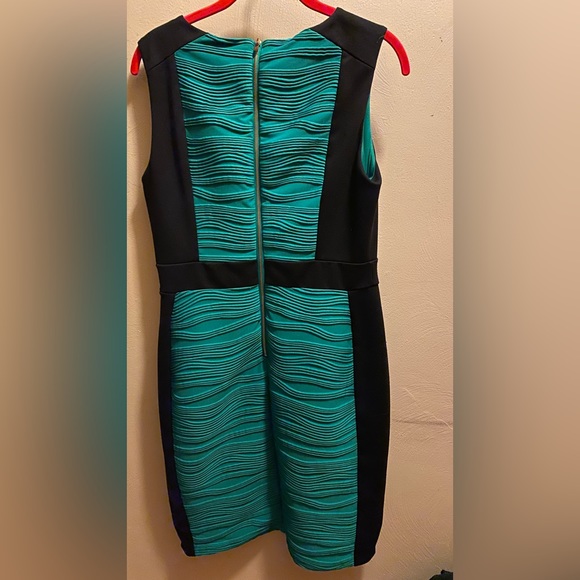 ☘️ Dana Buchman green and black dress. Lined and very well made. - Picture 6 of 13